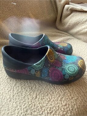 Women's size 9 Slip-On crocs Clog with Multicolor Mandala Print